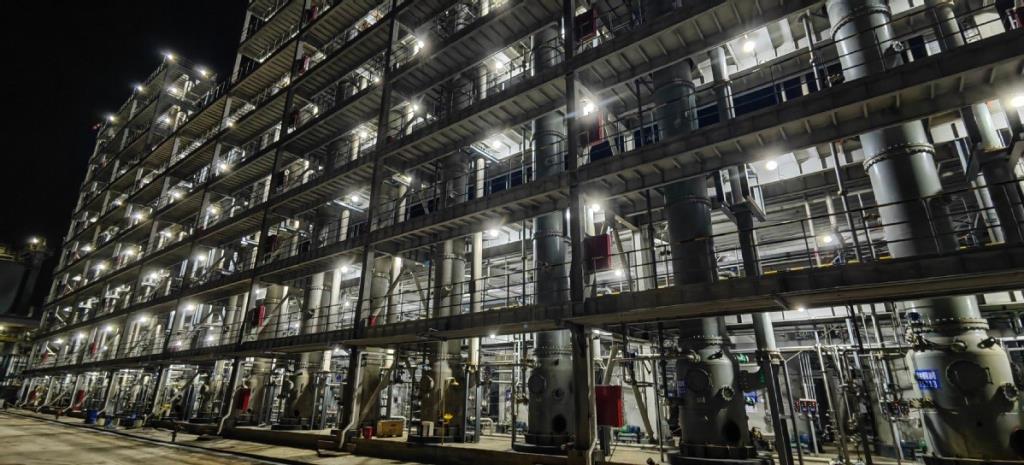 ระบบคอลัมน์สกัด ( extraction column system) ในระดับอุตสาหกรรมแห่งแรกของโลกสำหรับการสกัดและแยกรูบิเดียมกับซีเซียม  - ภาพ : ไชน่าเดลี