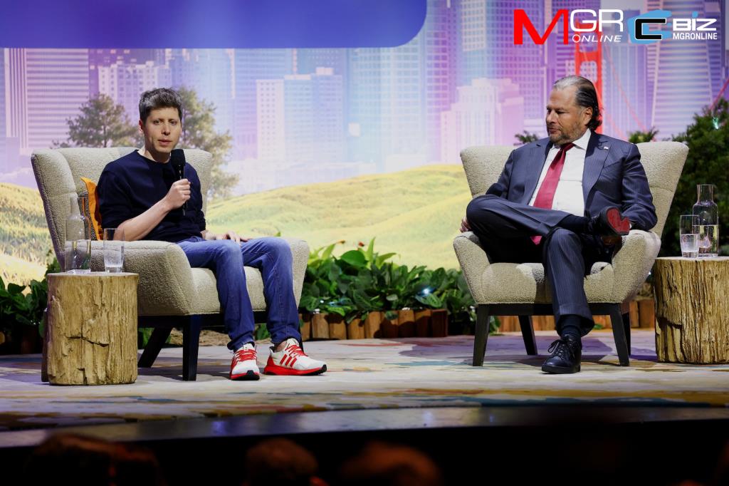 Sam Altman ซีอีโอของ OpenAI กล่าวปราศรัยขณะที่ Marc Benioff ซีอีโอและผู้ร่วมก่อตั้ง Salesforce รับฟัง ในงานประชุม Dreamforce 2026 ที่เมืองซานฟรานซิสโก รัฐแคลิฟอร์เนีย สหรัฐอเมริกา เมื่อวันที่ 15 กันยายน 2026