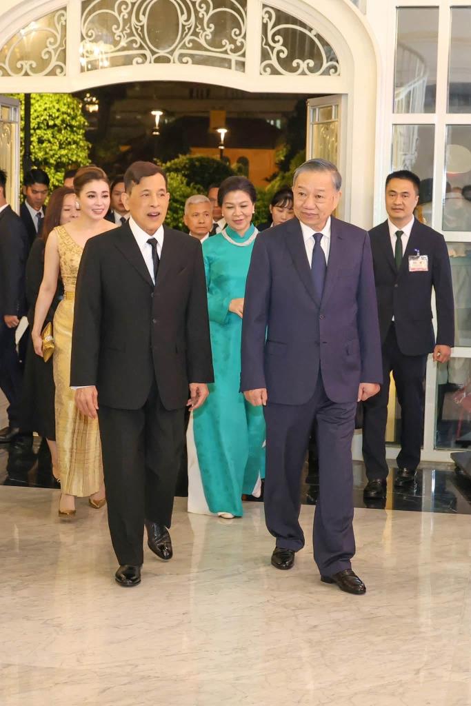 ในหลวง-พระราชินี ทรงร่วมงานเลี้ยงในงานถวายพระกระยาหารค่ำ ณ พระราชวังทงคิน