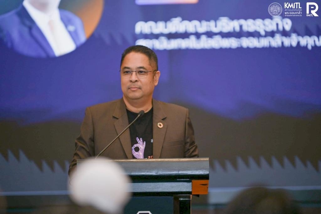 รศ. ดร.สิงหะ ฉวีสุข คณบดีคณะบริหารธุรกิจ สถาบันเทคโนโลยีพระจอมเกล้าเจ้าคุณทหารลาดกระบัง (สจล.)