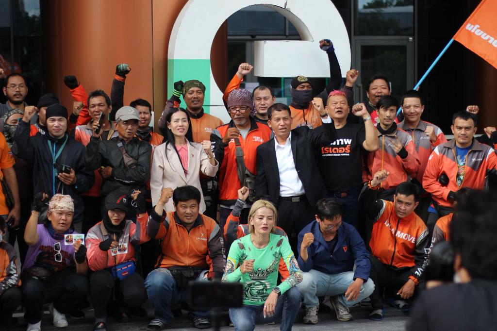 ภาพจากเฟซบุ๊ก เซีย จำปาทอง - Sia Jampathong