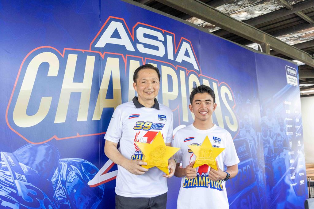 นายพงศธร เอื้อมงคลชัย ประธานกรรมการบริหาร บริษัท ไทยยามาฮ่ามอเตอร์ จำกัด ประดับดาวทองเข้าสู่หอเกียรติยศของ บริษัท ไทยยามาฮ่ามอเตอร์ จำกัด เพื่อเชิดชูความสำเร็จของ “ไอเดีย” กฤตภัทร เขื่อนคำ นักบิดดาวรุ่ง