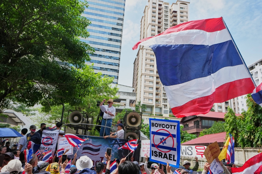 นายสนธิ ลิ้มทองกุล แกนนำการชุมนุมประท้วง กล่าวปราศรัย เรียกร้องให้ยุติพฤติการณ์ของชาวต่างชาติในการแย่งยึดแผ่นดินไทย ที่บริเวณด้านหน้าสถานเอกอัครราชทูตอิสราเอลประจำกรุงเทพฯ เมื่อวันที่ 10 กันยายน ที่ผ่านมา