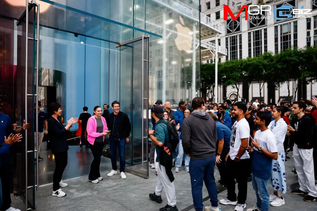 บรรยากาศหน้าร้าน Apple สาขาเรือธงย่าน Fifth Avenue ระหว่างการเปิดตัว iPhone 18 Pro และ 18 Pro Max ในนครนิวยอร์ก สหรัฐอเมริกา เมื่อวันที่ 18 กันยายน 2026 
