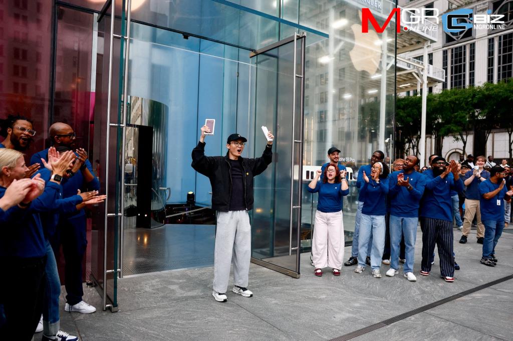 Harry Sun ลูกค้ารายแรกที่ซื้อ iPhone 18 Pro Max แสดงอาการดีใจที่ร้าน Apple สาขาเรือธงย่าน Fifth Avenue ระหว่างการเปิดขาย iPhone 18 Pro และ 18 Pro Max ในนครนิวยอร์ก สหรัฐอเมริกา เมื่อวันที่ 18 กันยายน 2026