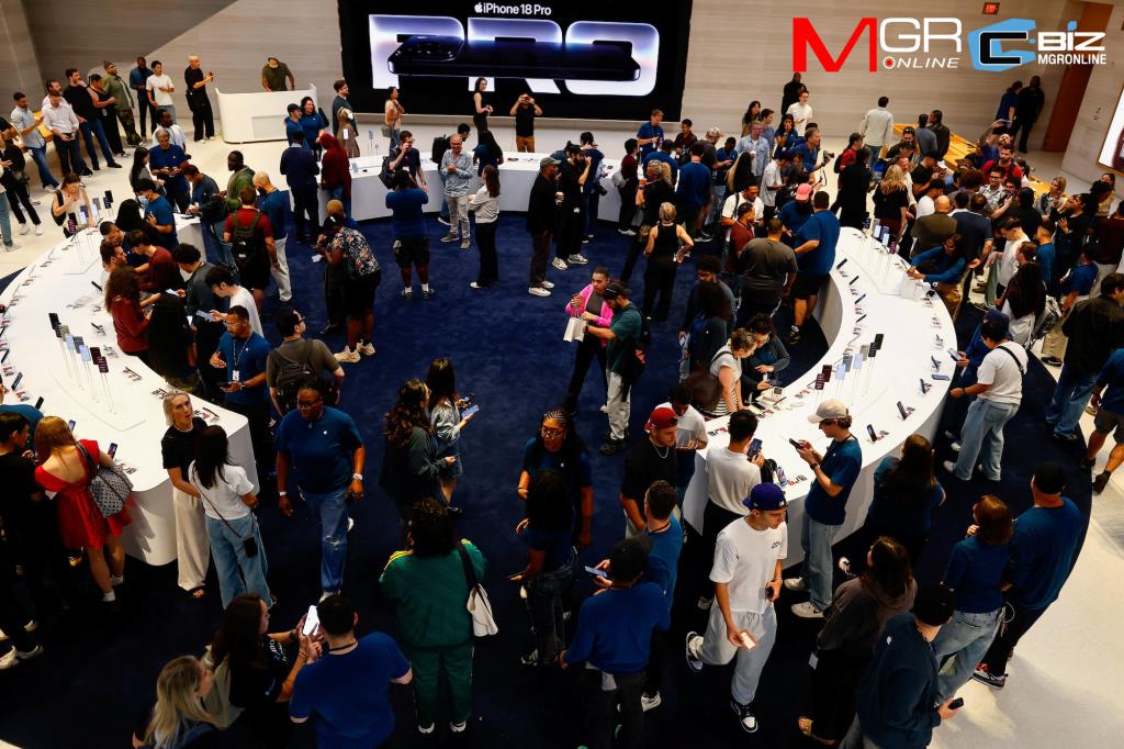 คิวรอที่ร้าน Apple ไม่ได้หายไป แต่กลายเป็นส่วนผสมของอีเวนท์ทางสังคม การรับของที่จองไว้ และการโชว์สถานะ มากกว่าการแย่งซื้อเพราะกลัวของหมดแบบสมัยก่อน