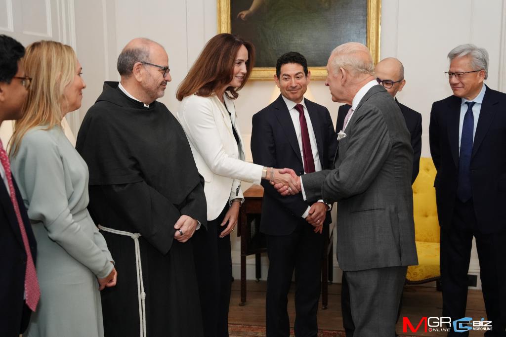 สมเด็จพระเจ้าชาร์ลส์ที่ 3 แห่งสหราชอาณาจักร ทรงจับพระหัตถ์กับซาราห์ ไฟรเออร์ (Sarah Friar) ประธานเจ้าหน้าที่ฝ่ายการเงิน (CFO) ของ OpenAI