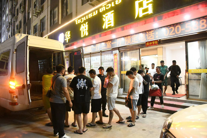 สแกมเมอร์ที่ถูกจับได้ในโรงแรมหัวเย่ ตลาดซั่งเจียง ชุมชนใหญ่ของชาวจีนในเวียงจันทน์ เมื่อต้นเดือนกันยายน 2569