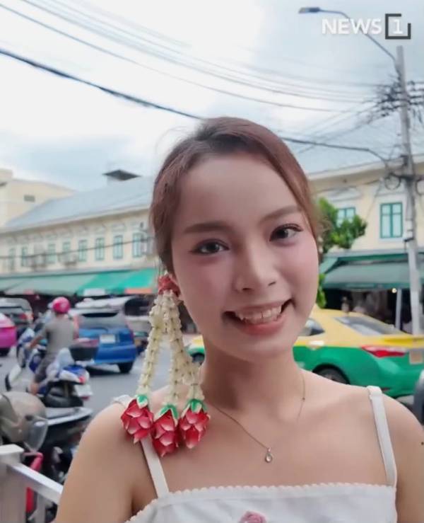 พส.ไทย แห่ถ่ายรูปทำคอนเทนต์มาลัยเกล้าผม ที่ปากคลองตลาด (ภาพ : News1)