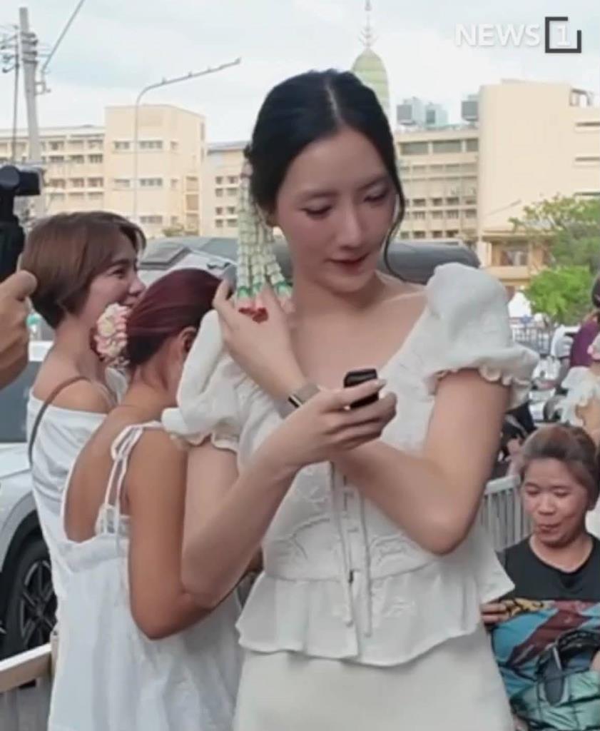 พส.ไทย แห่ถ่ายรูปทำคอนเทนต์มาลัยเกล้าผม ที่ปากคลองตลาด (ภาพ : News1)