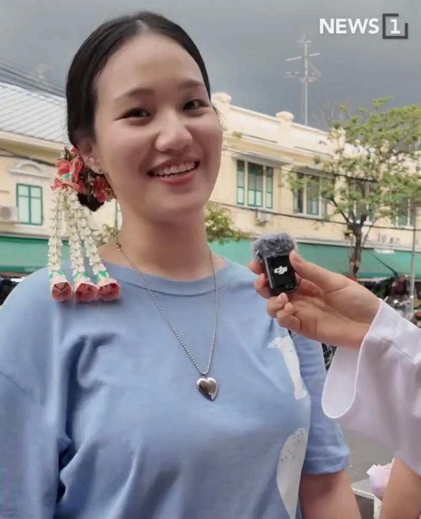 พส.ไทย แห่ถ่ายรูปทำคอนเทนต์มาลัยเกล้าผม ที่ปากคลองตลาด (ภาพ : News1)