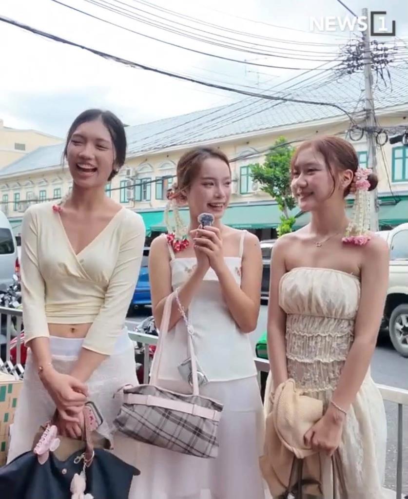 พส.ไทย แห่ถ่ายรูปทำคอนเทนต์มาลัยเกล้าผม ที่ปากคลองตลาด (ภาพ : News1)