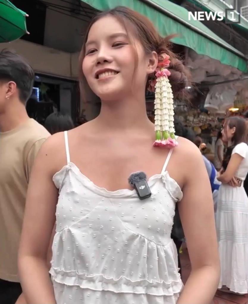 พส.ไทย แห่ถ่ายรูปทำคอนเทนต์มาลัยเกล้าผม ที่ปากคลองตลาด (ภาพ : News1)