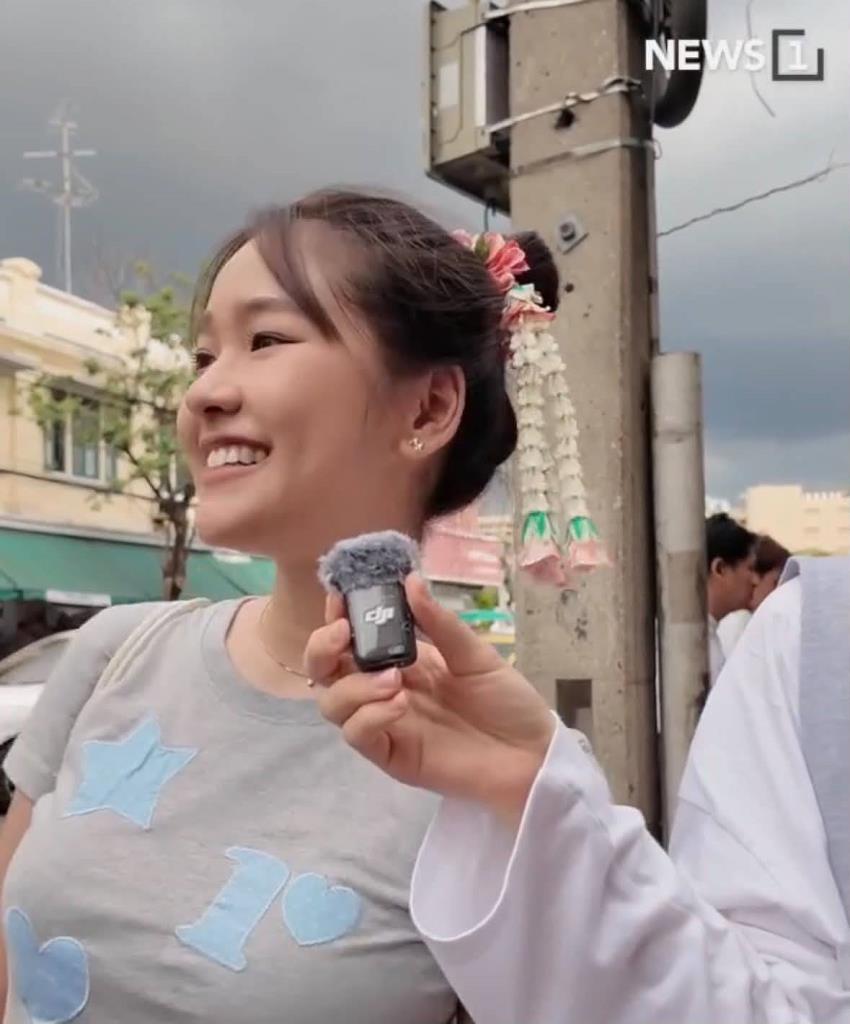 พส.ไทย แห่ถ่ายรูปทำคอนเทนต์มาลัยเกล้าผม ที่ปากคลองตลาด (ภาพ : News1)