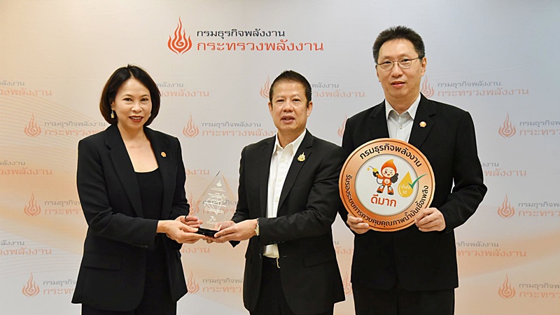 นางสาวอรอุทัย ณ เชียงใหม่ ประธานกรรมการบริหาร และ นายสมภพ ศรีวรรณวิทย์  ผู้อำนวยการฝ่ายควบคุมคุณภาพน้ำมันเชื้อเพลิง รับมอบรางวัลระดับ “Diamond”   จาก นายสราวุธ แก้วตาทิพย์ อธิบดีกรมธุรกิจพลังงาน กระทรวงพลังงาน 