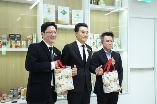 คุณวิโรจน์ ผาณิตพจมาน และคุณปิยากร ชินะรัตนกุล SCG CBM รับมอบของที่ระลึกจากคุณชูโชค ศิวะคุณากร ดอยคำ