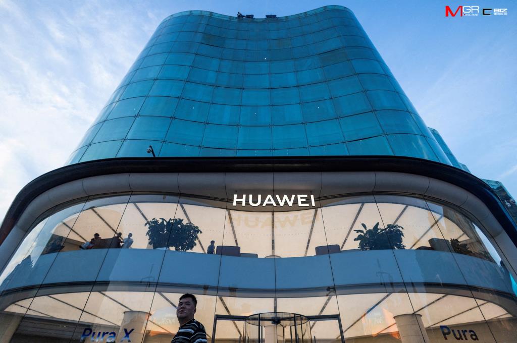 หน้าร้าน Huawei บนถนนหวังฟู่จิ่ง ในกรุงปักกิ่ง ประเทศจีน ล่าสุด Huawei เดินหน้าลุยตลาด AI องค์กร ประกาศเปิดบริการ AI Cluster Service และ Agentic Infra ทั่วโลก