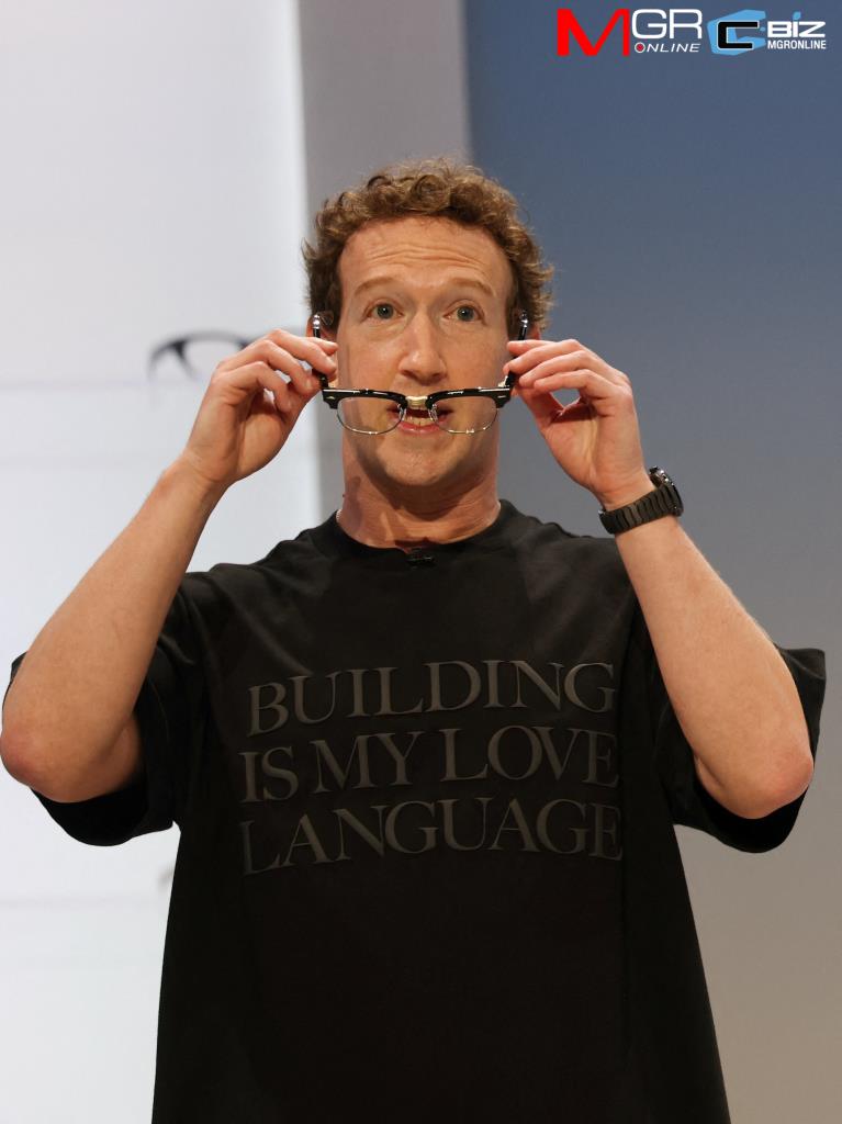Mark Zuckerberg CEO ของ Meta นำเสนอแว่นตา Meta VR ใหม่ในระหว่างงาน Meta Connect ที่สำนักงานใหญ่ของ บริษัท ในเมนโลพาร์ก แคลิฟอร์เนีย สหรัฐอเมริกา