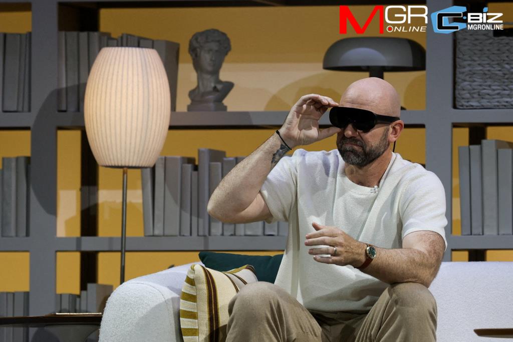 Andrew Bosworth ประธานเจ้าหน้าที่ฝ่ายเทคโนโลยีของ Meta ลองใช้แว่นตา VR ใหม่ในระหว่างงาน Meta Connect ที่สำนักงานใหญ่ของ บริษัท ในเมนโลพาร์ค แคลิฟอร์เนีย สหรัฐอเมริกา