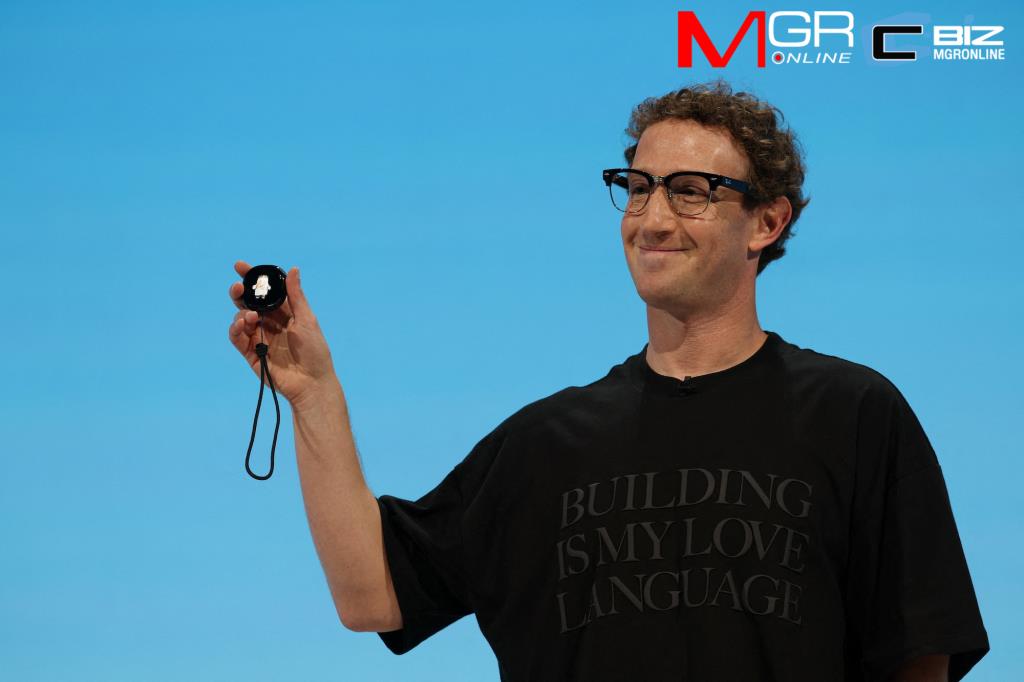 Mark Zuckerberg CEO ของ Meta นำเสนอ Muse Charm ในระหว่างงาน Meta Connect ที่สำนักงานใหญ่ของ บริษัท ในเมนโลพาร์ก แคลิฟอร์เนีย สหรัฐอเมริกา