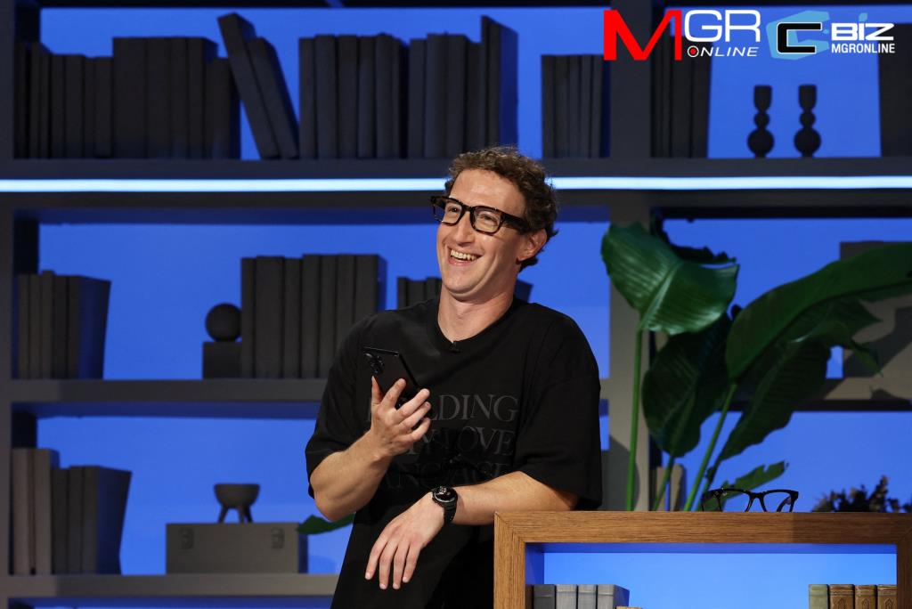 Mark Zuckerberg CEO ของ Meta ลองใช้แว่นตาอัจฉริยะ Meta ในระหว่างงาน Meta Connect ที่สำนักงานใหญ่ของ บริษัท ในเมนโลพาร์ก แคลิฟอร์เนีย สหรัฐอเมริกา