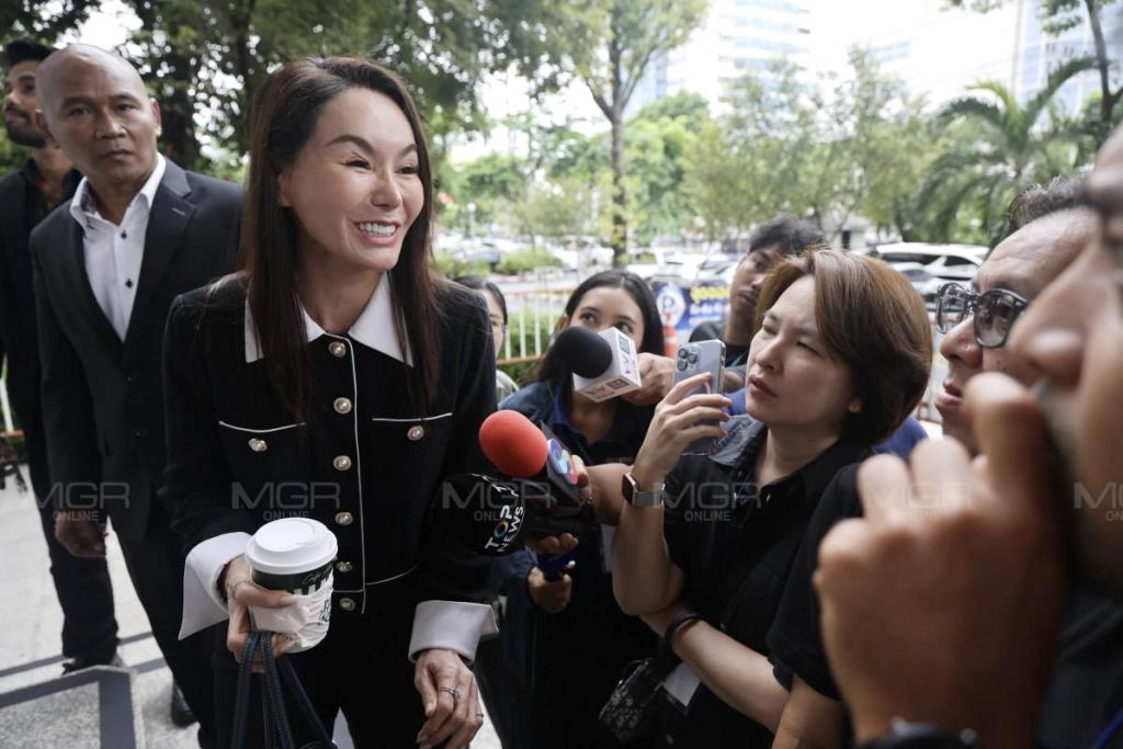 น.ส.ณภาภัช อัญชสาณิชมน หรืออดีต สจ.จอย ภรรยาของ สจ.โต้ง