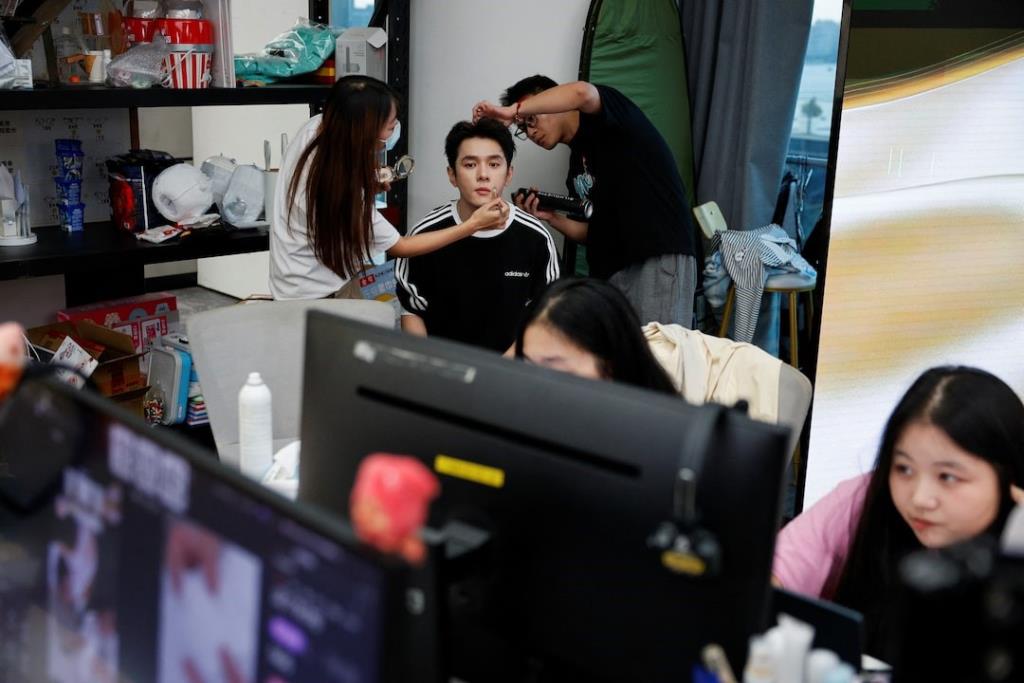 หลี่ เจียฉี   กำลังให้ช่างแต่งหน้าภายในสตูดิโอไลฟ์สด ก่อนเริ่มการถ่ายทอดสดที่สำนักงานใหญ่ของบริษัท MeiONE ในนครเซี่ยงไฮ้ ประเทศจีน เมื่อวันที่ 7 กันยายน 2569 - ภาพ : รอยเตอร์ 