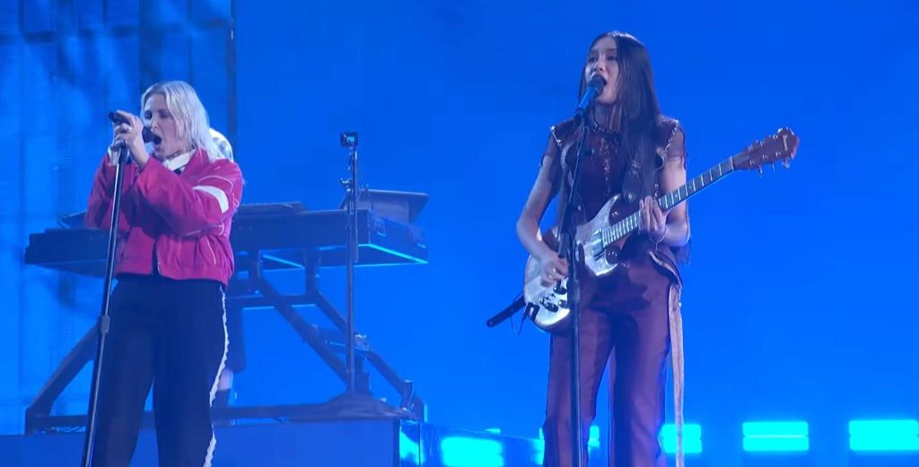 ชุดที่เนเน่ใส่ขึ้นเล่นในโชว์พิเศษ กับวง Linkin Park (ภาพ : AGT) 