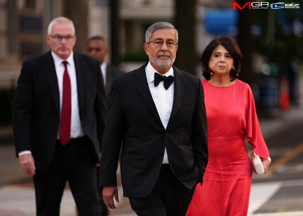 Sanjay Mehrotra ซีอีโอของ Micron Technology และ Sangeeta Mehrotra ภรรยา