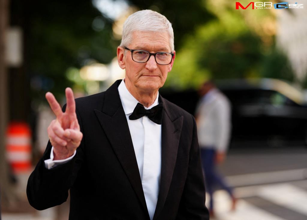 ทิม คุก ประธานคณะกรรมการบริหารของ Apple กับท่าประจำตัว