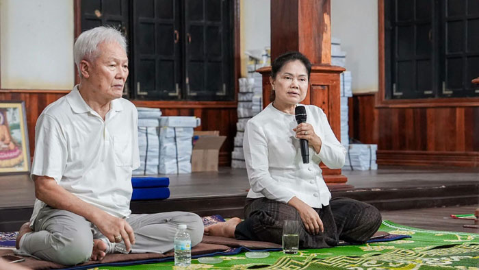 นางทองแก้ว ชุมพนพักดี(คำวงสา) คนถือไมค์นั่งทางขวา ผู้นำศูนย์ปฏิบัติธรรม หลัก 38 ที่ประกาศตนเป็นพระศรีอาริยเมตไตรย