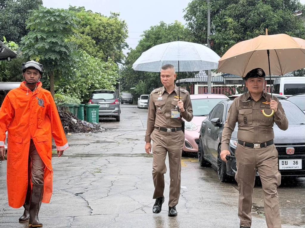 พล.ต.ต.กัมปนาท อรุณคีรีโรจน์ ผบก.น.4 แบะพ.ต.อ.เจษฎา ยางนอก ผกก.สน.วังทองหลาง