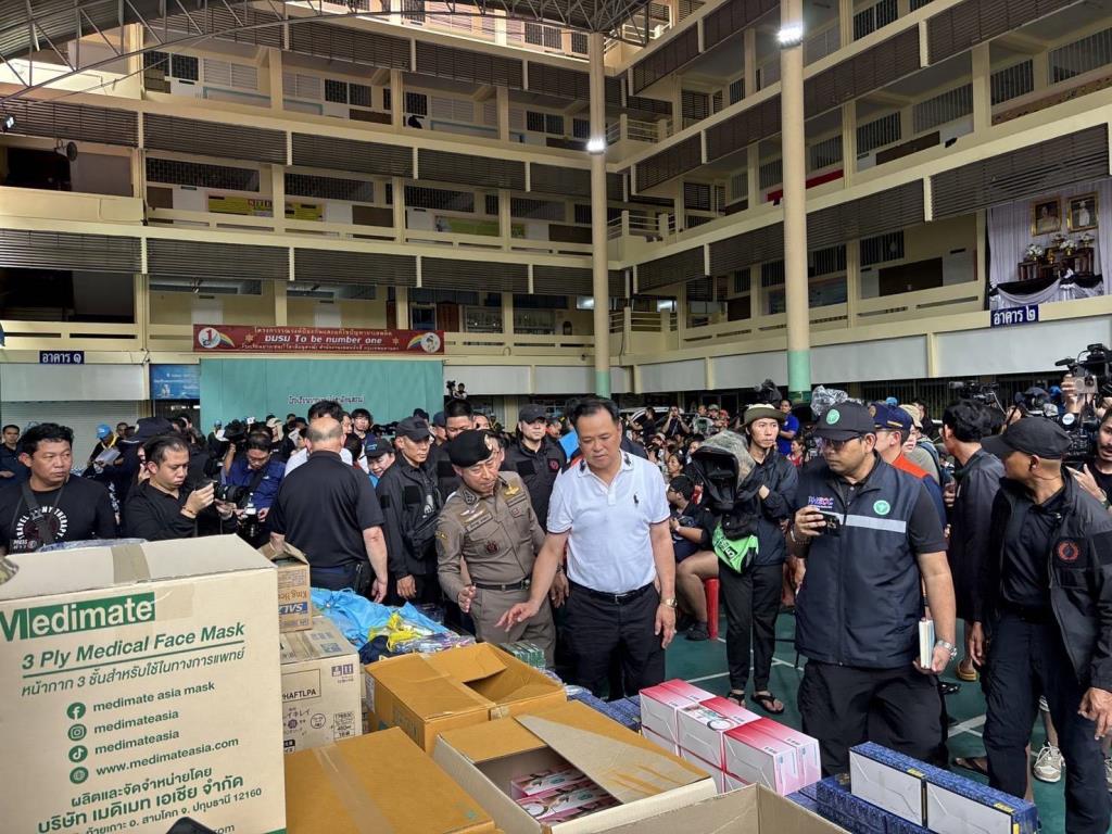 นายอนุทิน ชาญวีรกูล นายกรัฐมนตรี  ตรวจเยี่ยมให้กำลังใจชาวบ้าน และเจ้าหน้าที่ที่ศูนย์พักพิงผู้ประสบอุทกภัย