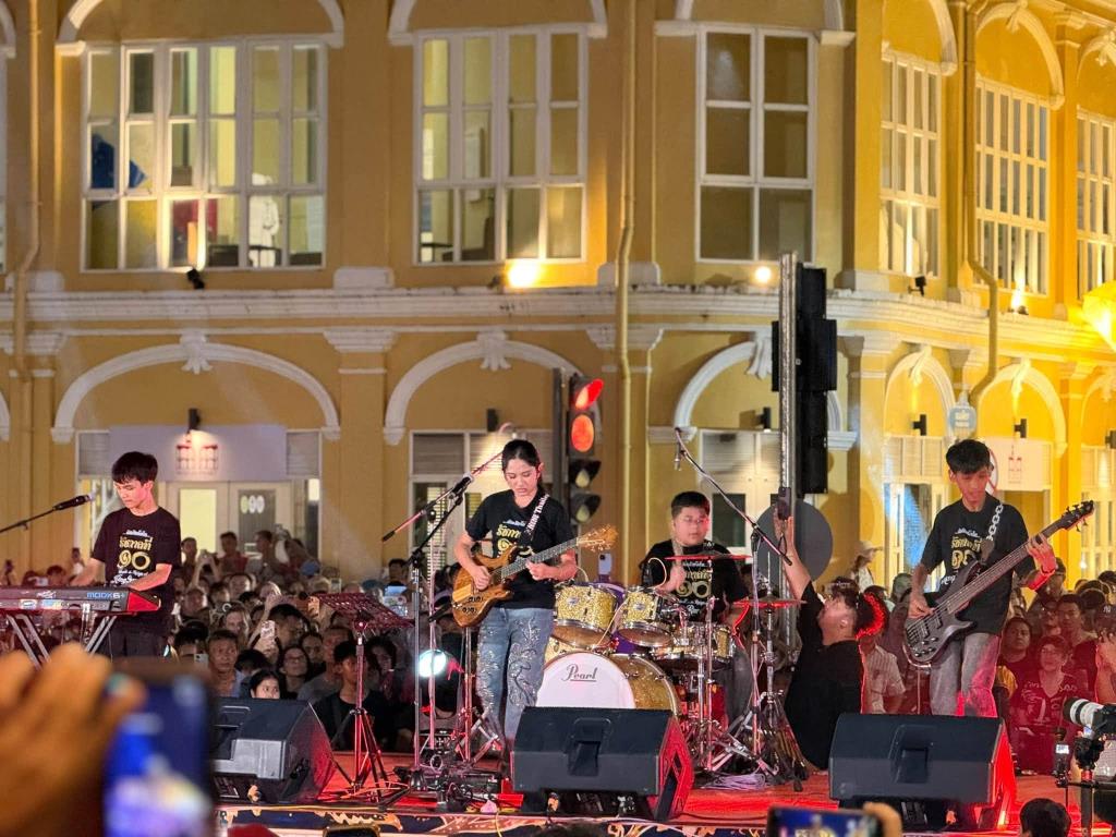 “เนเน่-วง OZONE” เล่นโชว์ที่เมืองเก่าภูเก็ตหลังกลับถึงไทย (ภาพ : เพจ TAT Phuket : Tourism Authority of Thailand, Phuket Office)