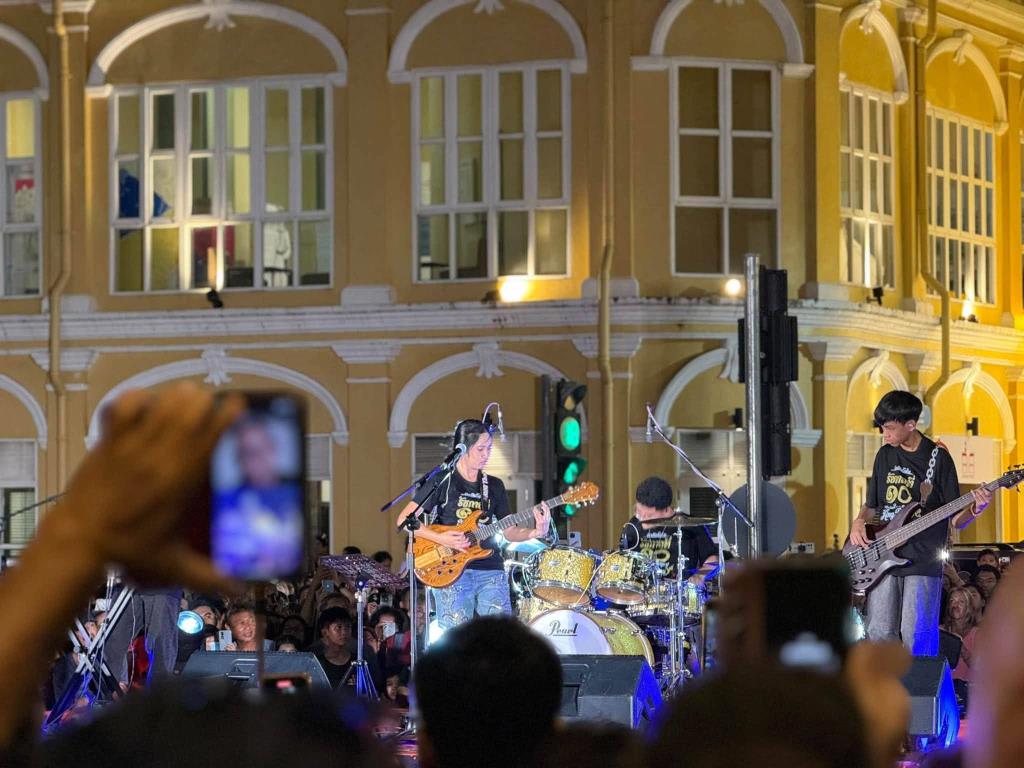“เนเน่-วง OZONE” เล่นโชว์ที่เมืองเก่าภูเก็ตหลังกลับถึงไทย (ภาพ : เพจ TAT Phuket : Tourism Authority of Thailand, Phuket Office) 
