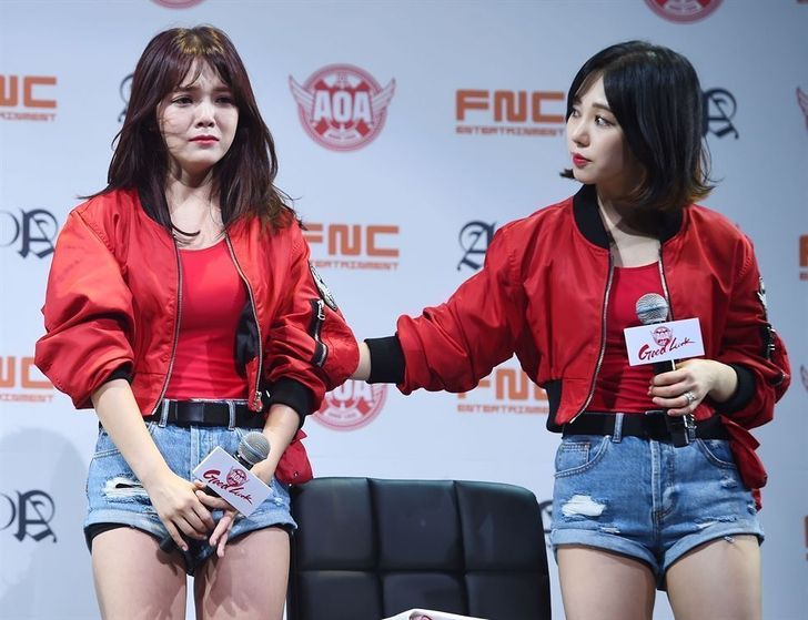 ภาพเมื่อเดือนพฤษภาคม 2016 ในงานโชว์เคสเปิดตัวมินิอัลบั้มชุดที่ 4 Good Luck ของ AOA ที่ YES24 Live Hall กรุงโซล มินา ซึ่งอยู่ด้านขวา กำลังปลอบจีมิน ระหว่างที่สมาชิกวงพูดถึงกระแสวิจารณ์จากรายการวาไรตี้ หลังสมาชิกบางคนถูกตำหนิเรื่องความรู้ด้านประวัติศาสตร์  