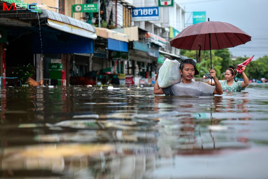 ผู้คนเดินลุยน้ำในพื้นที่น้ำท่วมขังท่ามกลางฝนที่ตกลงมาอย่างหนักในกรุงเทพมหานคร ประเทศไทย เมื่อวันที่ 27 กันยายน 2026