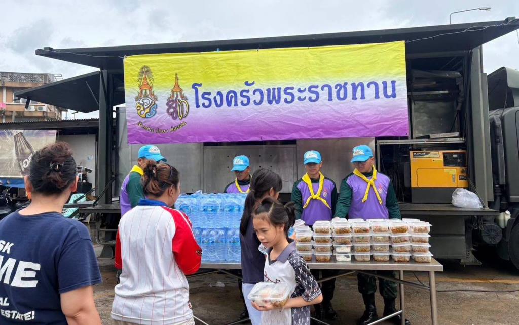 โรงครัวพระราชทาน นำทัพโรงครัวช่วยแหลือผู้ประสบภัยน้ำท่วม (ภาพ : เพจ กองทัพบก Royal Thai Army) 