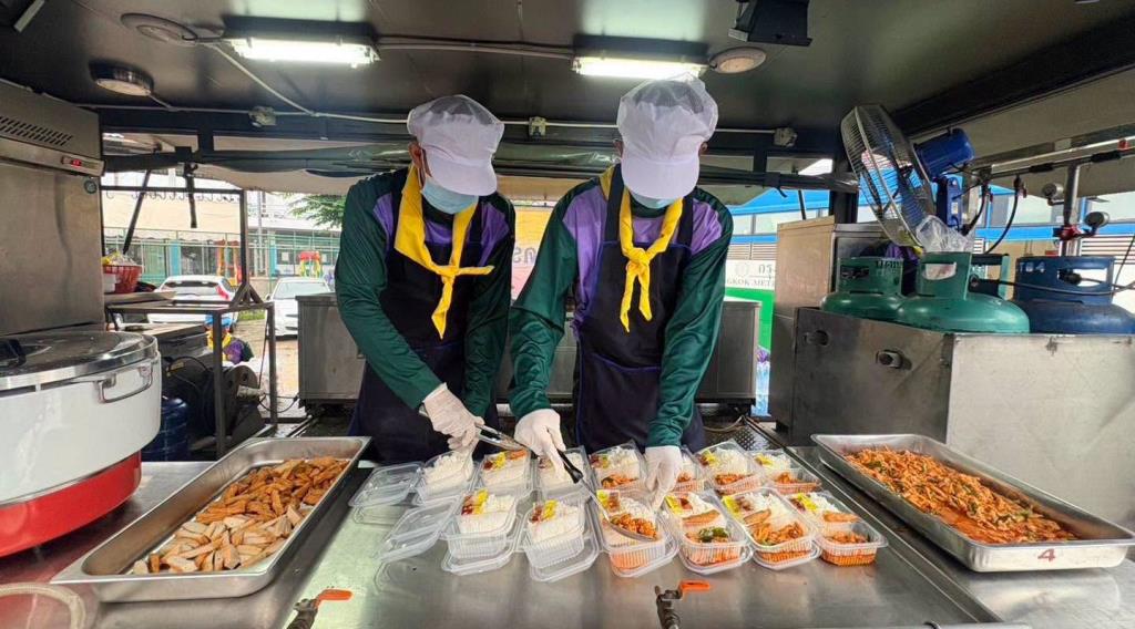 โรงครัวพระราชทานของกองทัพบก (ภาพ : เพจ กองทัพบก Royal Thai Army) 