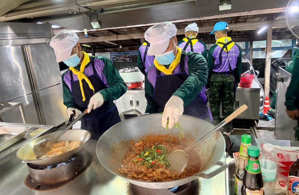 โรงครัวพระราชทานของกองทัพบก (ภาพ : เพจ กองทัพบก Royal Thai Army) 