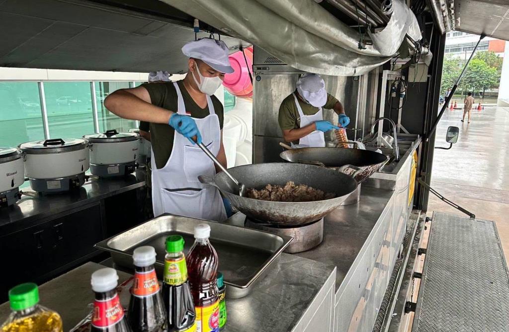 อาหารปรุงสุกใหม่จากโรงครัวพระราชทานของกองทัพบก (ภาพ : เพจ ศูนย์อำนวยการใหญ่จิตอาสาพระราชทาน)