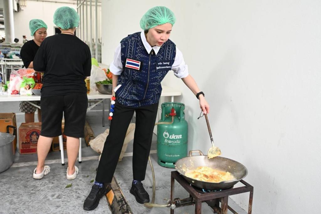 โรงครัวจิตอาสา กระทรวงวัฒนธรรม (ภาพ : เพจ กรมส่งเสริมวัฒนธรรม)