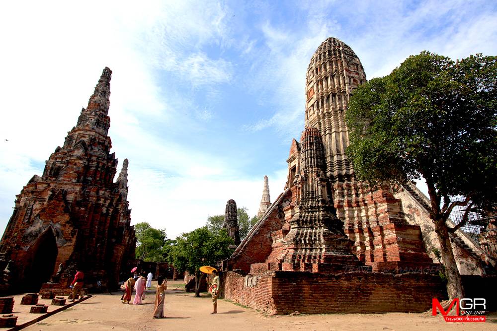 นักท่องเที่ยวแต่งชุดไทยถ่ายรูปที่วัดไชยวัฒนาราม 