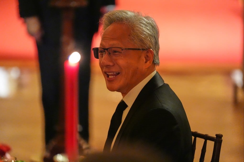 เจนเซ่น หวง ผู้ก่อตั้งและซีอีโอของบริษัทเอ็นวิเดียมีโอกาสร่วมงานเลี้ยงอาหารค่ำต้อนรับประธานาธิบดีสี จิ้นผิงของจีนที่ทำเนียบขาว ในกรุงวอชิงตัน ดี.ซี. สหรัฐอเมริกา เมื่อวันพฤหัสฯ ( 24 ก.ย. ) - ภาพ : เอพี 