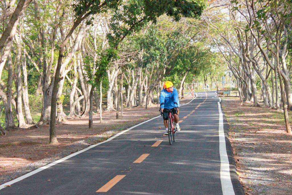 กิจกรรมปั่นจักรยานที่สวนสาธารณะ (ภาพ : เพจ ศูนย์กีฬาบึงหนองบอน)