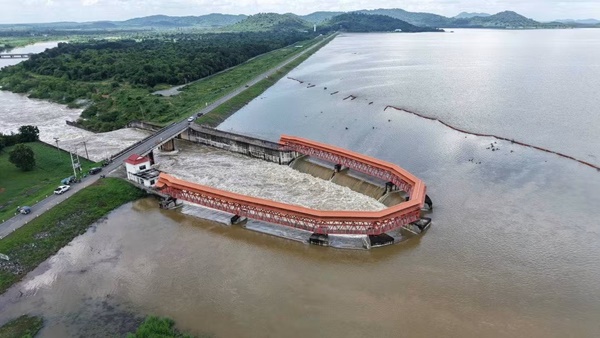 คลองสียัดปรับยกบานสปิลเวย์ 10 ซม. คุมน้ำในอ่าง หลังระดับน้ำลดต่อเนื่อง เตือนท้ายอ่างยังเสี่ยง