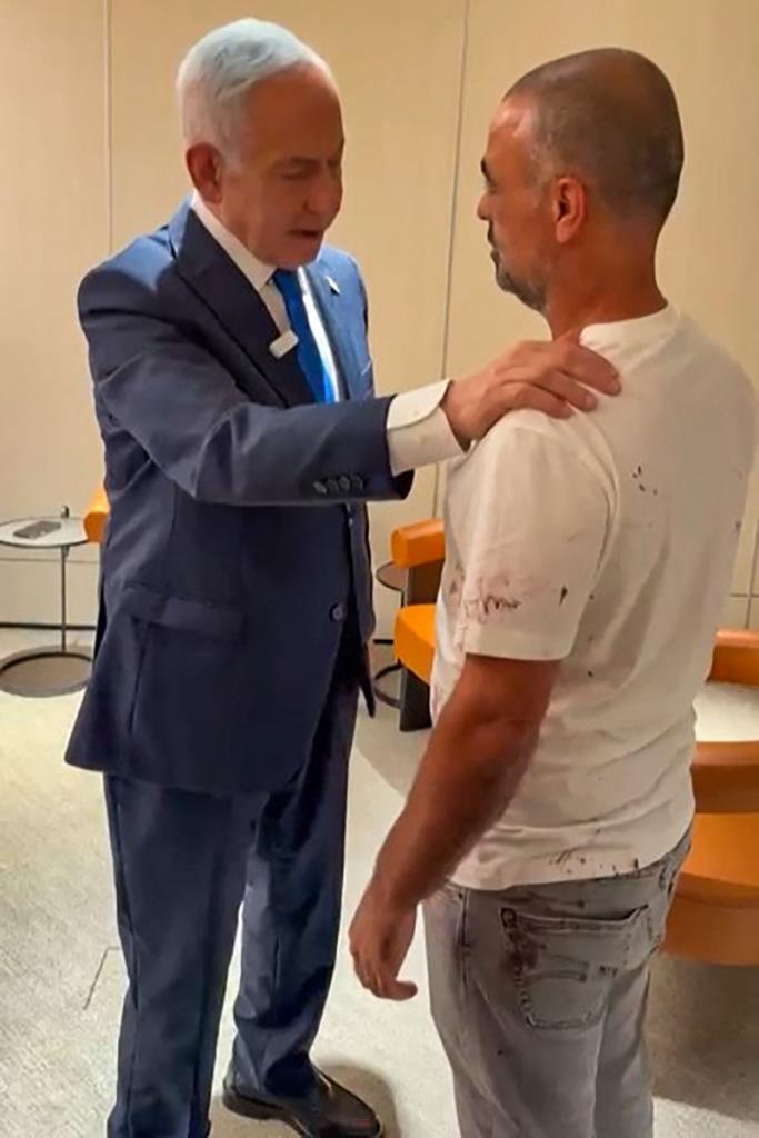 นายกรัฐมนตรี เบนจามิน เนทันยาฮู พูดคุยกับผู้โดยสารที่ชื่อ ยานิฟ ซึ่งมีส่วนช่วยควบคุมสถานการณ์บนเที่ยวบิน flydubai ที่สนามบินเบนกูเรียนของอิสราเอล เมื่อวันที่ 30 ก.ย.