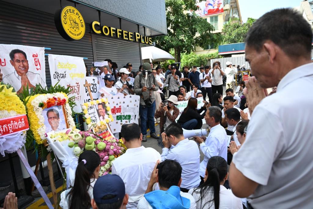 ชาวเขมรรวมตัวชุมนุมรำลึกถึง แกม เล นักเคลื่อนไหวทางการเมืองที่ถูกยิงเสียชีวิตที่ปั๊มน้ำมันในกรุงพนมเปญ.