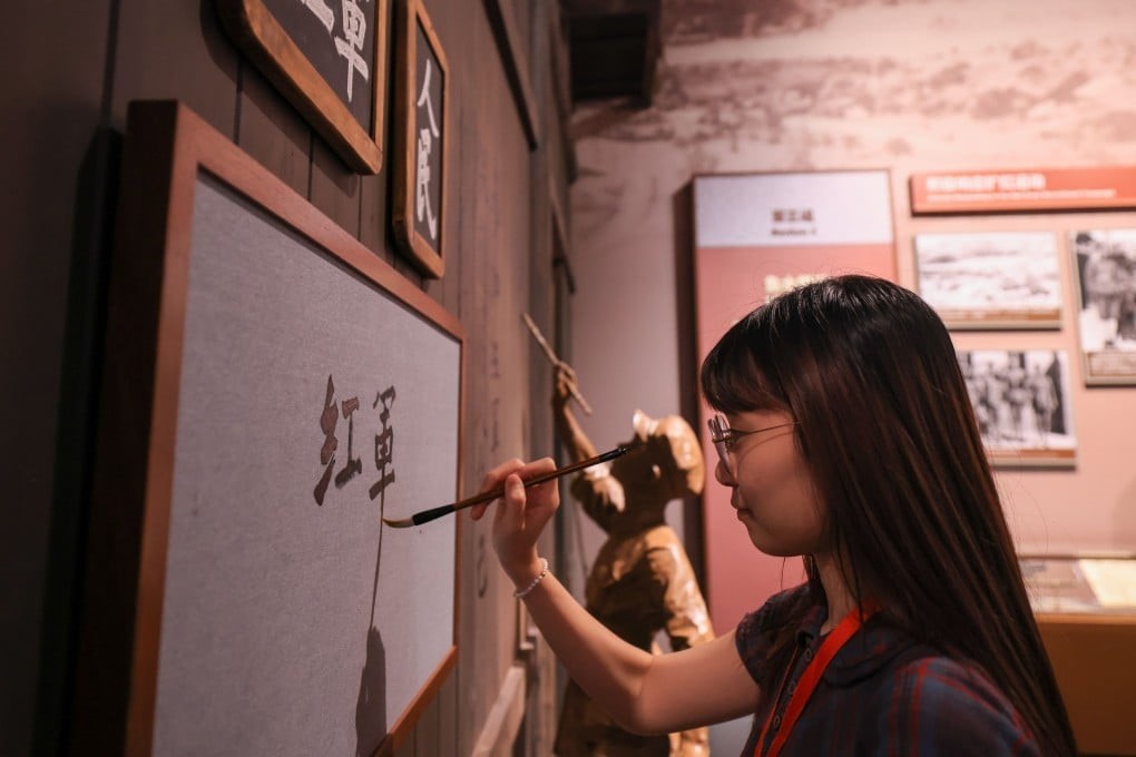 พิพิธภัณฑ์ทหารแห่งการปฏิวัติประชาชนจีน (Military Museum of the Chinese Peoples Revolution) ในกรุงปักกิ่ง จัดนิทรรศการที่เปิดโอกาสให้ผู้เข้าชมมีส่วนร่วมและโต้ตอบ ( Interactive Exhibition) อันเป็นส่วนหนึ่งของกิจกรรมเพื่อให้คนจีนรุ่นใหม่ได้เรียนรู้จิตวิญญาณของลองมาร์ช - ภาพ : ซินหัว