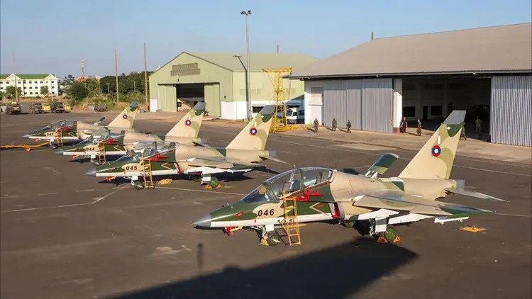 เครื่องบินฝึกขั้นสูง/โจมตีขนาดเบา Yak-130 ผลิตในรัสเซีย ที่ประจำการในกองทัพอากาศลาว 